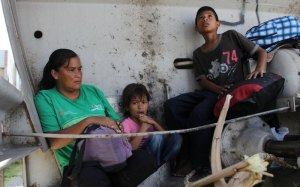 Central American refugees seeks shelter. Photo by Elizabeth Ruiz AFP Getty