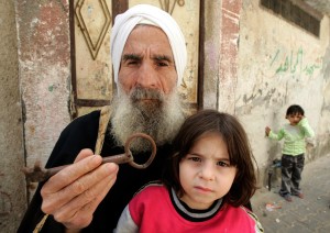 A Palestinian man holds the key to the home he was expelled from by Israeli forces. Photo Getty Images.