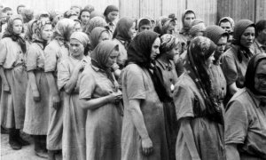 women-prisoners-at-auschwitz-1944-photo-source-the-holocaust-museum